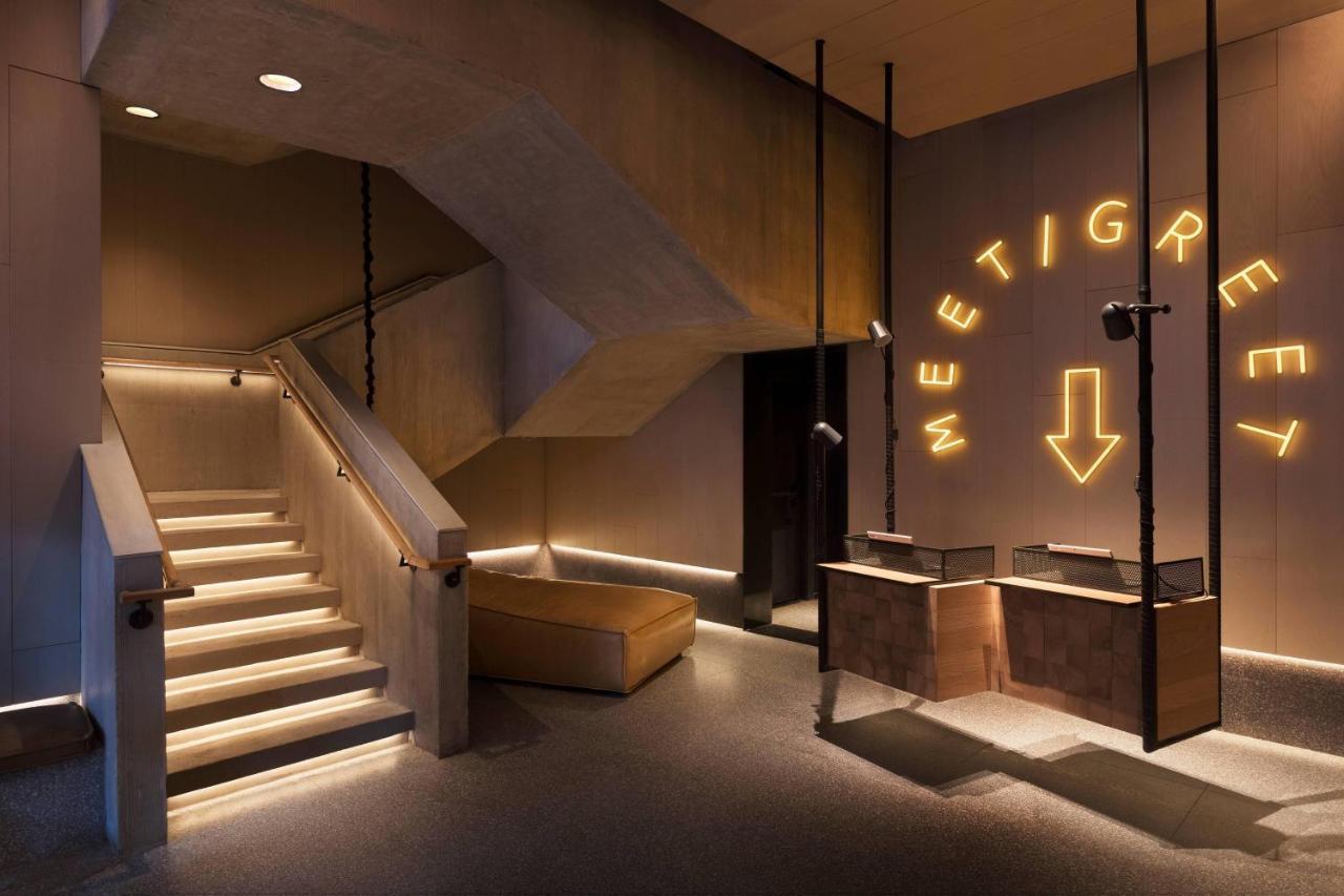 Moxy Nyc Chelsea Hotel New York Bagian luar foto