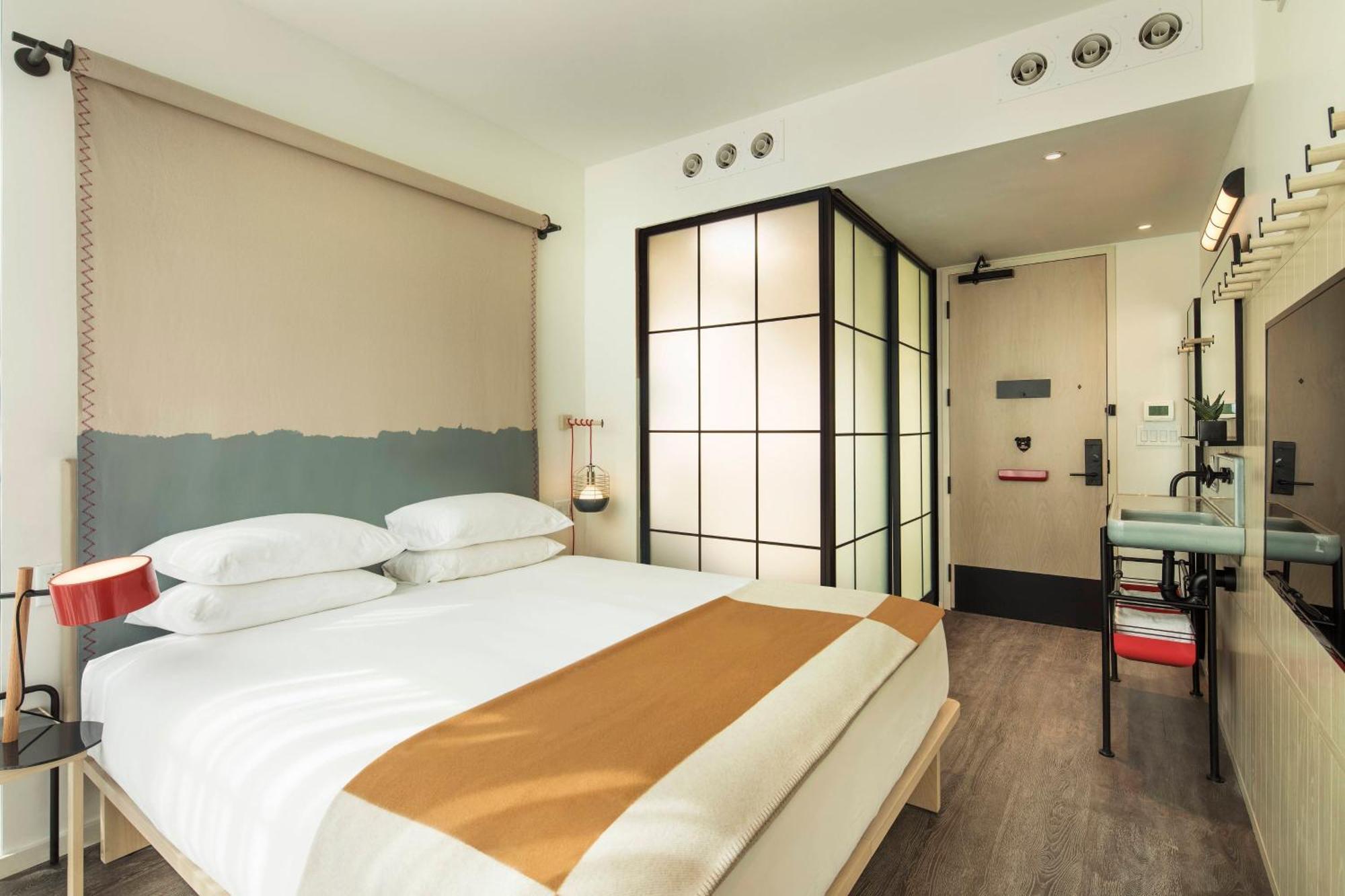 Moxy Nyc Chelsea Hotel New York Bagian luar foto